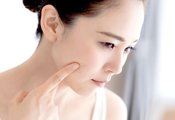 肌の状態を確認する女性