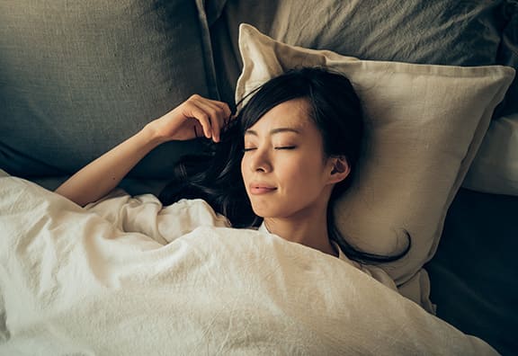 眠っている女性