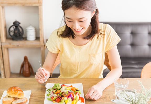 サラダを食べる女性