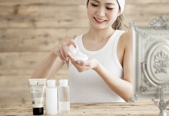 スキンケアをする女性