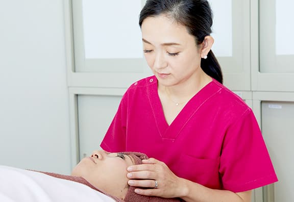 施術をする医師